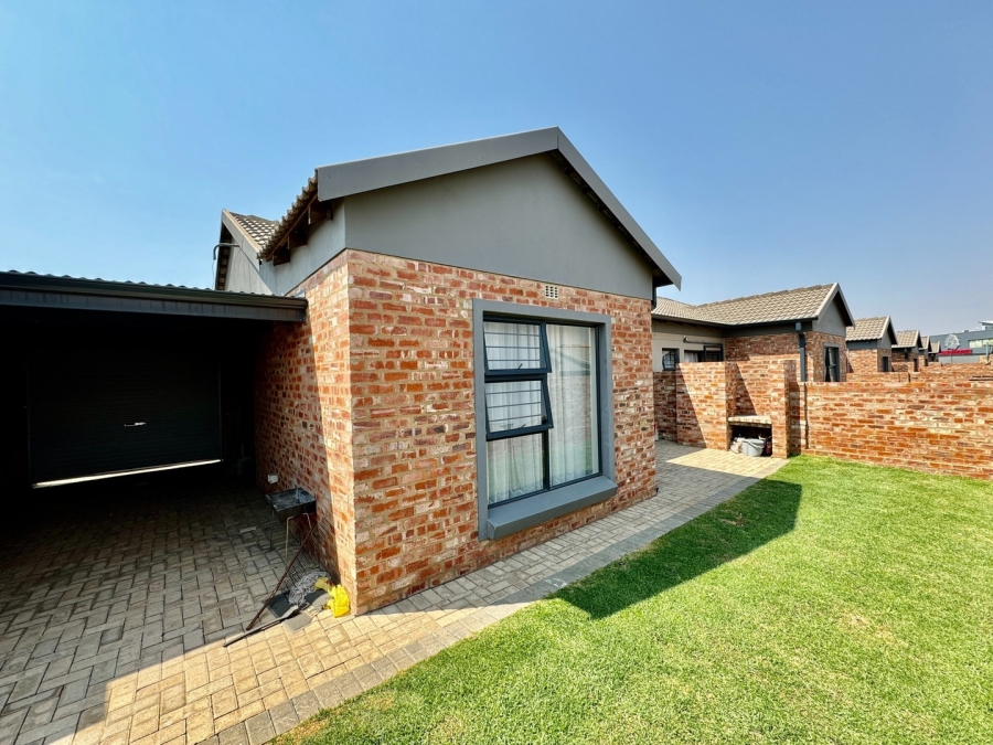 2 Bedroom Property for Sale in Van Der Hoff Park North West